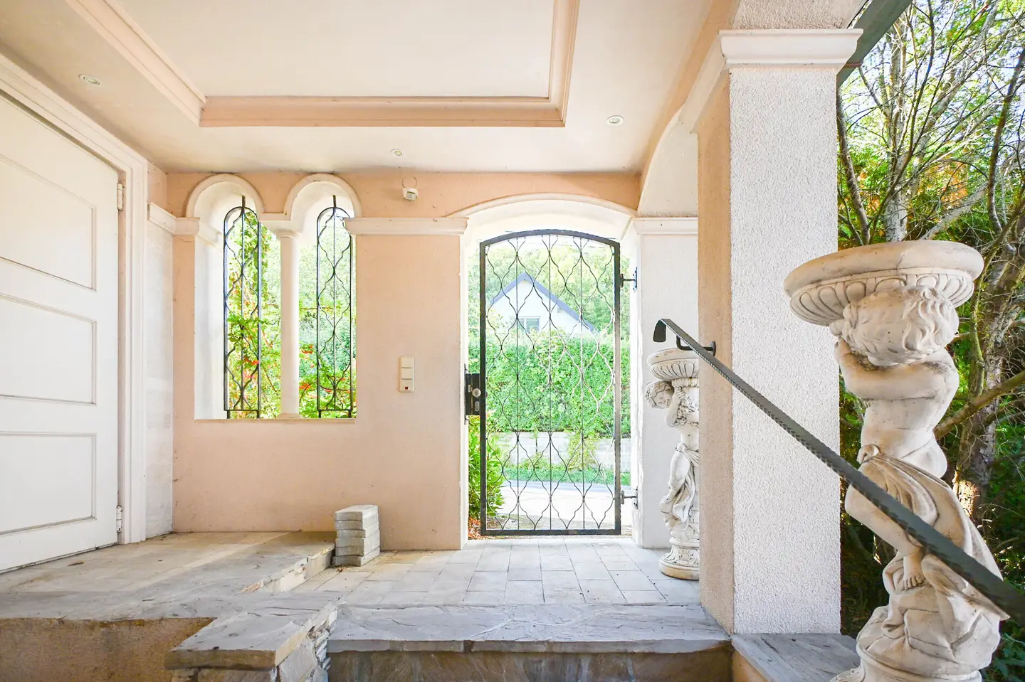 Elegante Maisonettewohnung mit Innenpool und großem Garten
