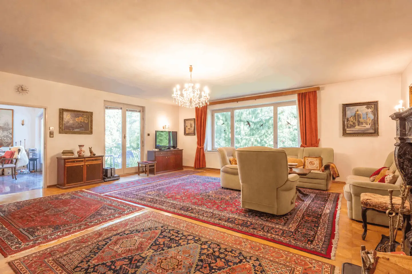 Elegante Maisonettewohnung mit Innenpool und großem Garten