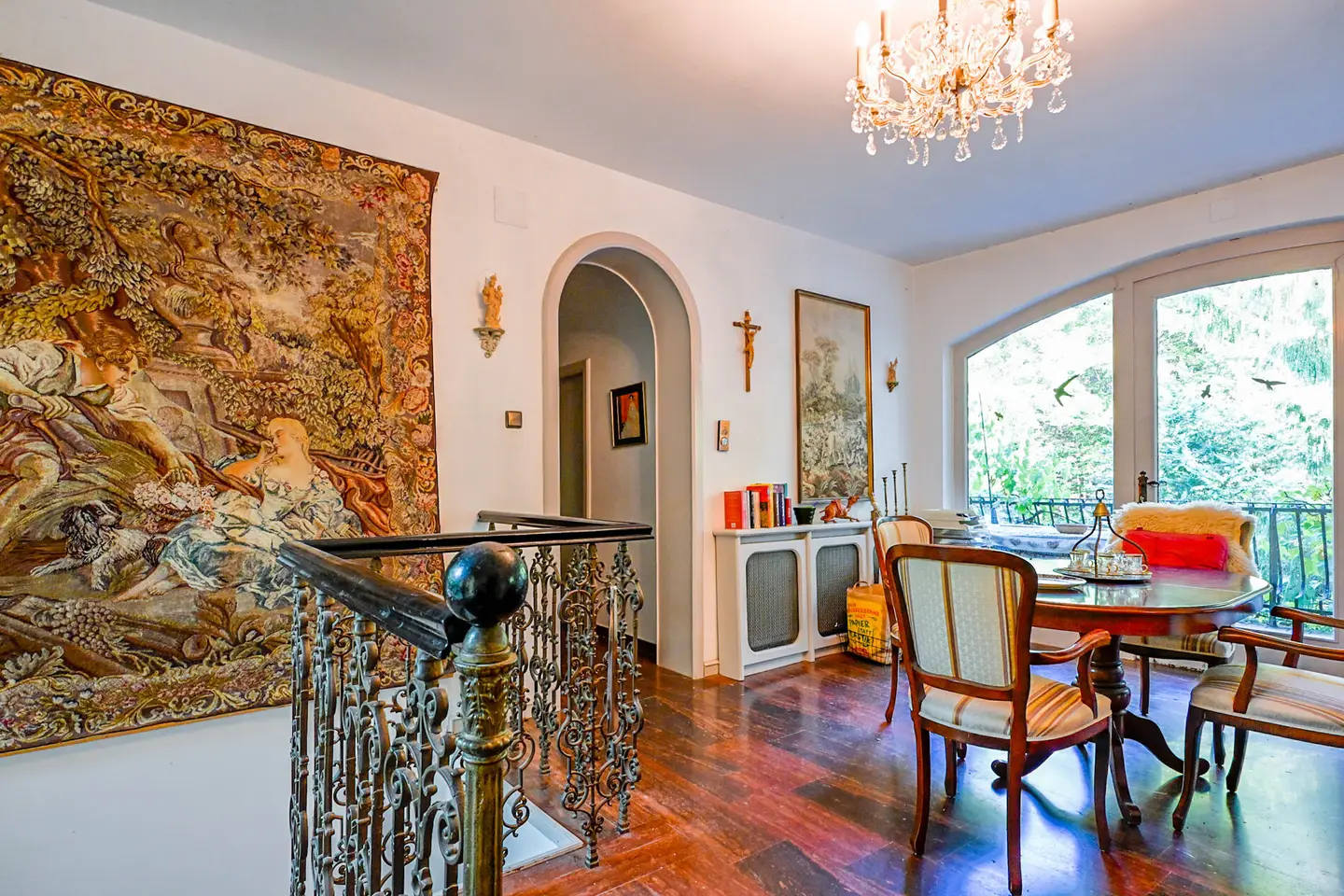 Elegante Maisonettewohnung mit Innenpool und großem Garten