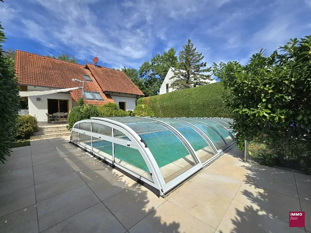Exklusive Wohlfühlresidenz mit zwei Häusern und Pool