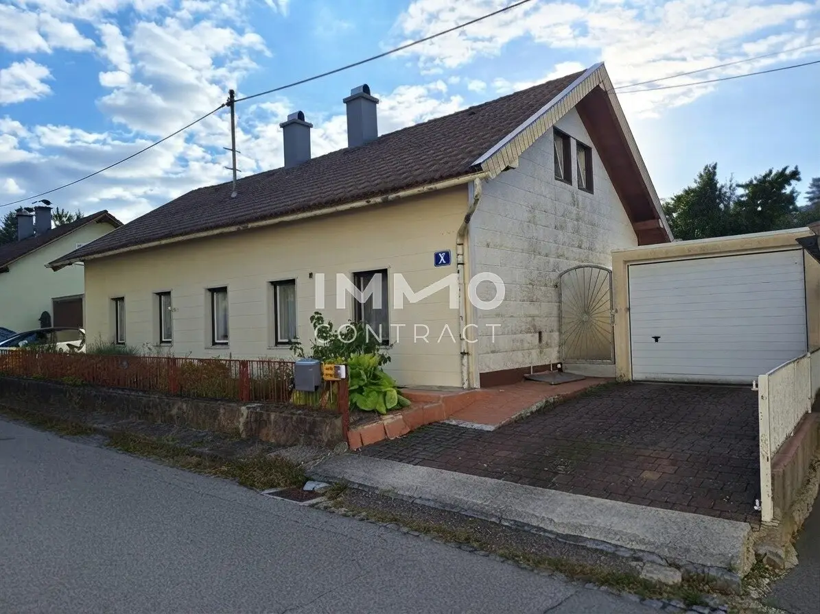 Charmantes Haus mit Nebengebäuden und liebevoll gestaltetem Garten