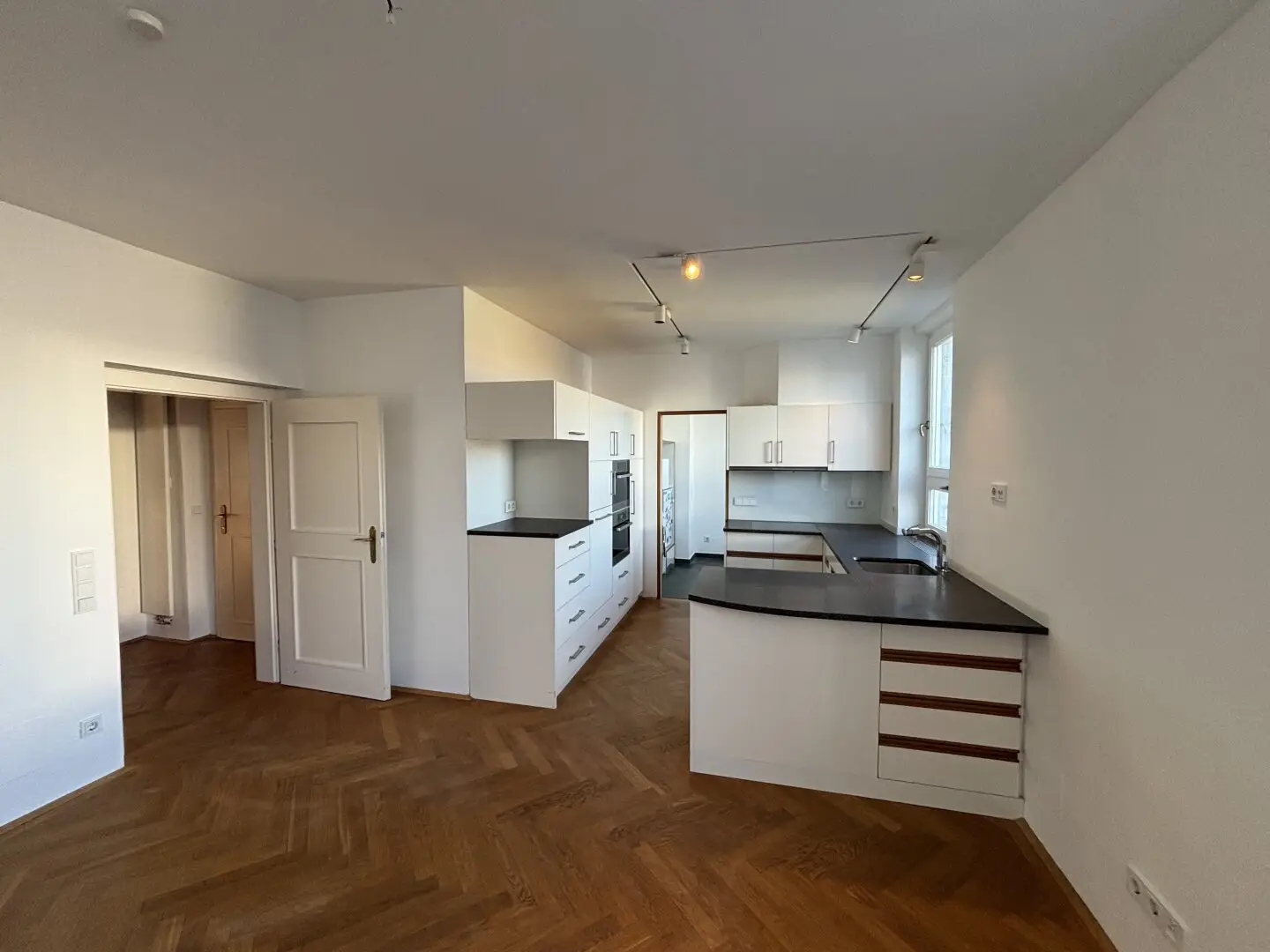 Ganze Etage im Botschaftsviertel mit Blick auf Karlskirche und Stephansdom
