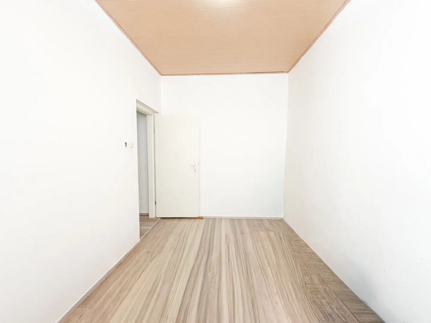 U6 JÄGERSTRASSE &amp; LEIPZIGERPLATZ: courtyard-side 2-room apartment