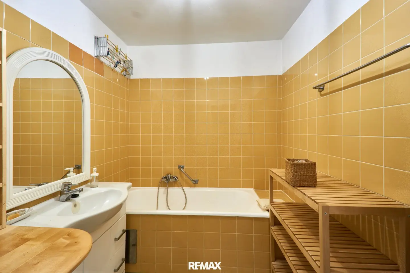 Hötting: 2-room garden apartment with underground parking space