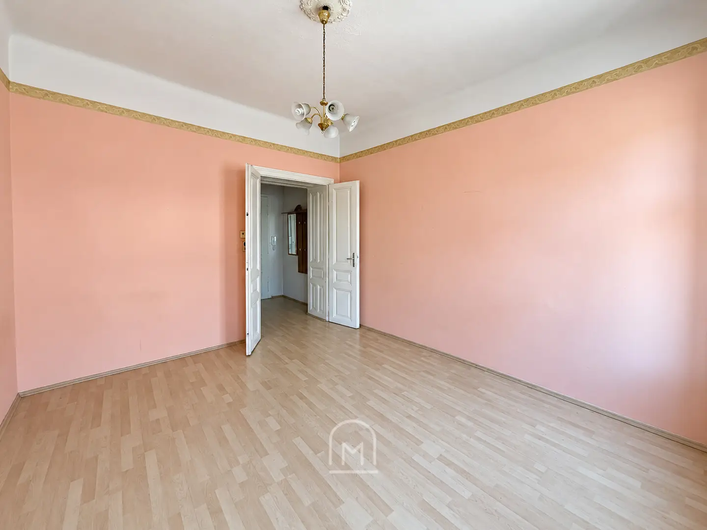Sanierungsbedürftige Altbauwohnung in guter Anbindung