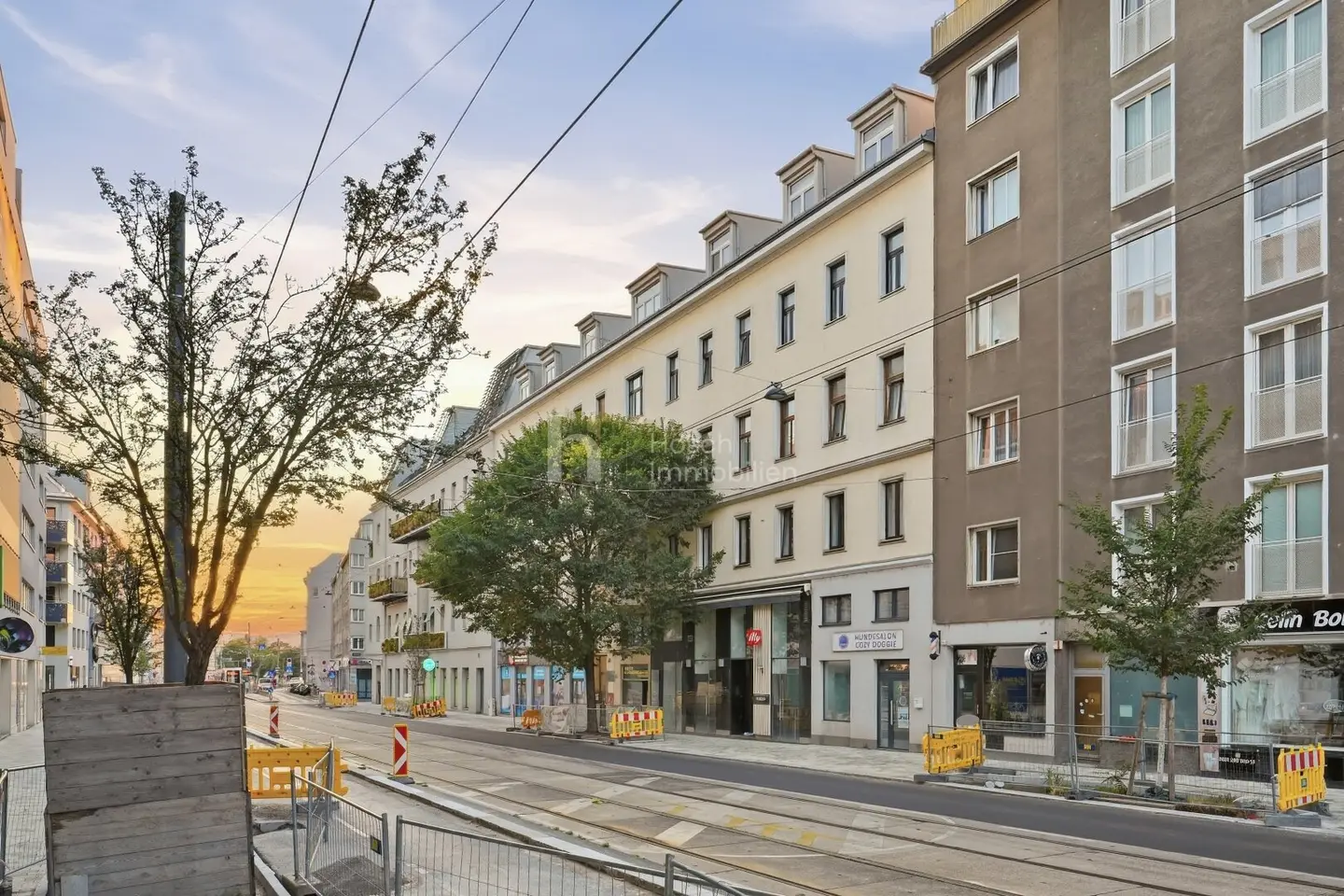 Viennese old building | Two rented condominium units in a compact package