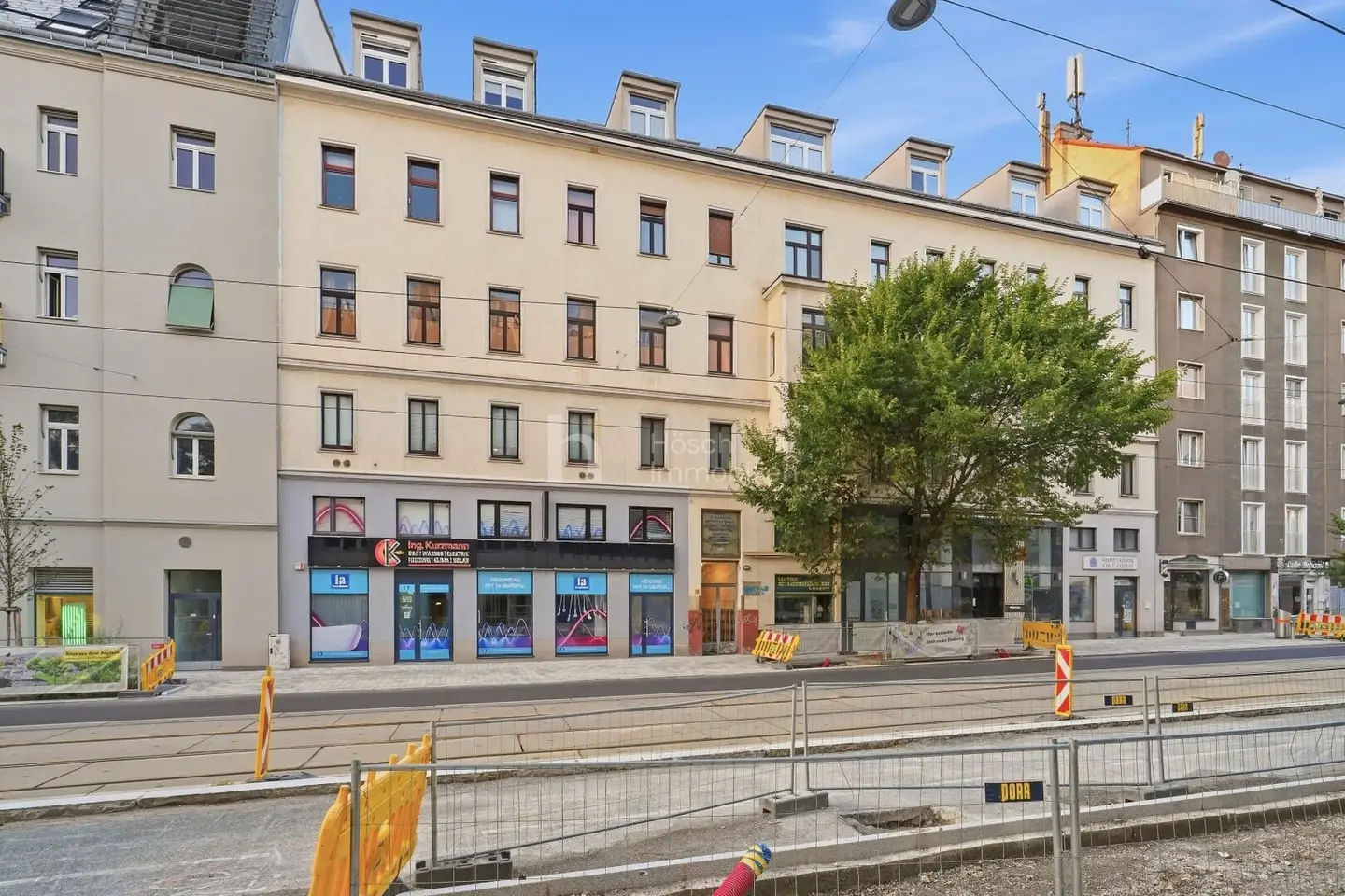 Viennese old building | Two rented condominium units in a compact package