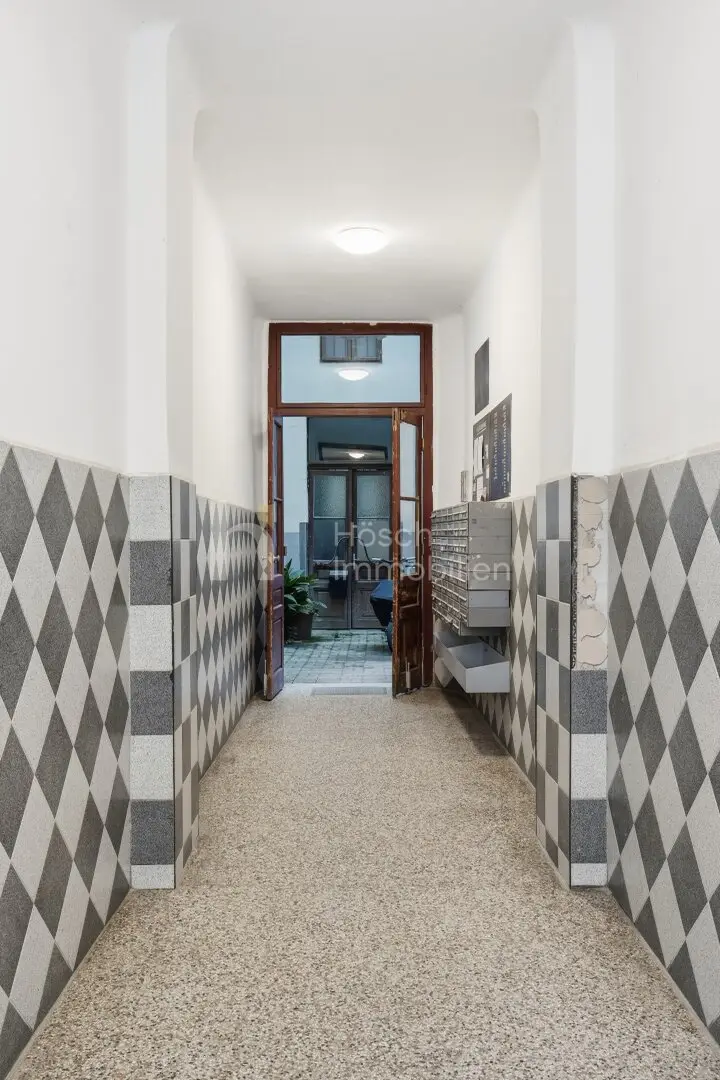 Viennese old building | Two rented condominium units in a compact package