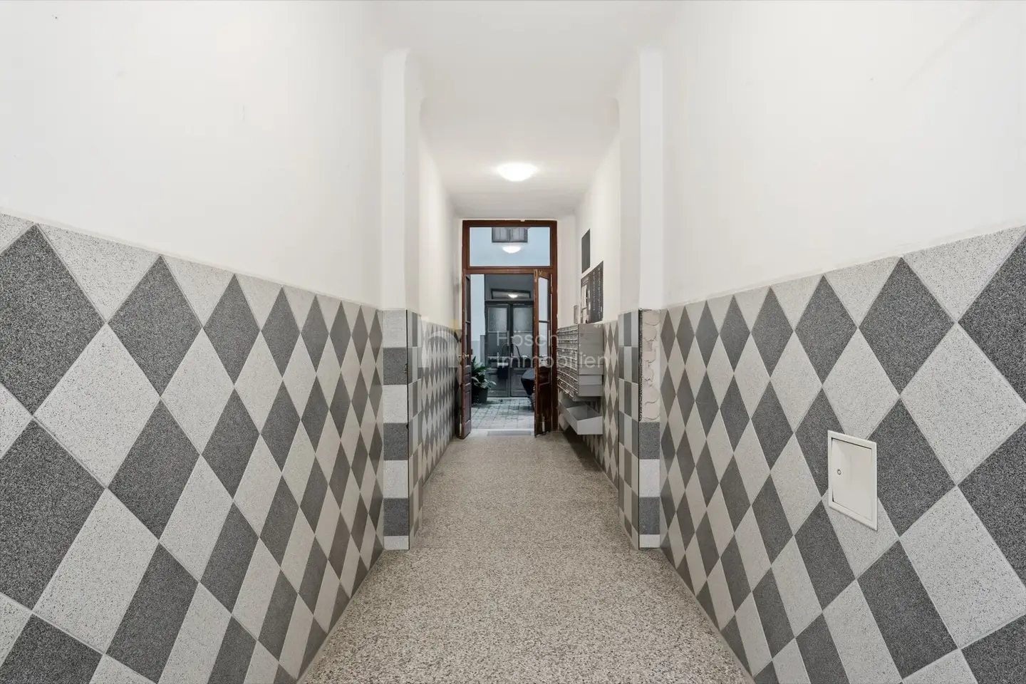Viennese old building | Two rented condominium units in a compact package