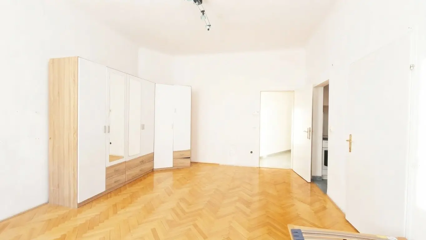 ++NEW++ HISTORIC GEM 2-room in need of renovation in KARMELITERVIERTEL prime location near subway and Danube Canal
