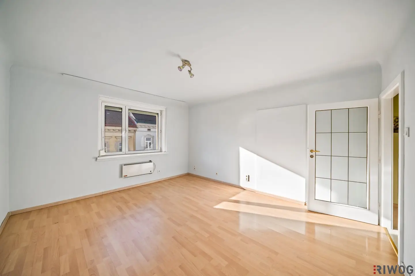Near Hauptbahnhof I free rent according to information I quiet side street I open kitchen I between Favoritenstraße and Sonnwendgasse