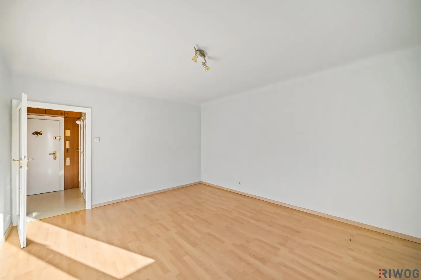 Near Hauptbahnhof I free rent according to information I quiet side street I open kitchen I between Favoritenstraße and Sonnwendgasse