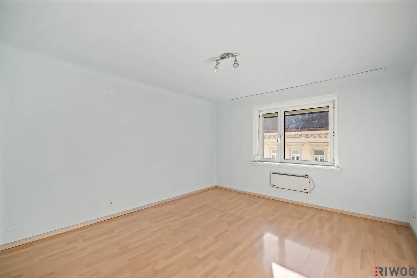 Near Hauptbahnhof I free rent according to information I quiet side street I open kitchen I between Favoritenstraße and Sonnwendgasse