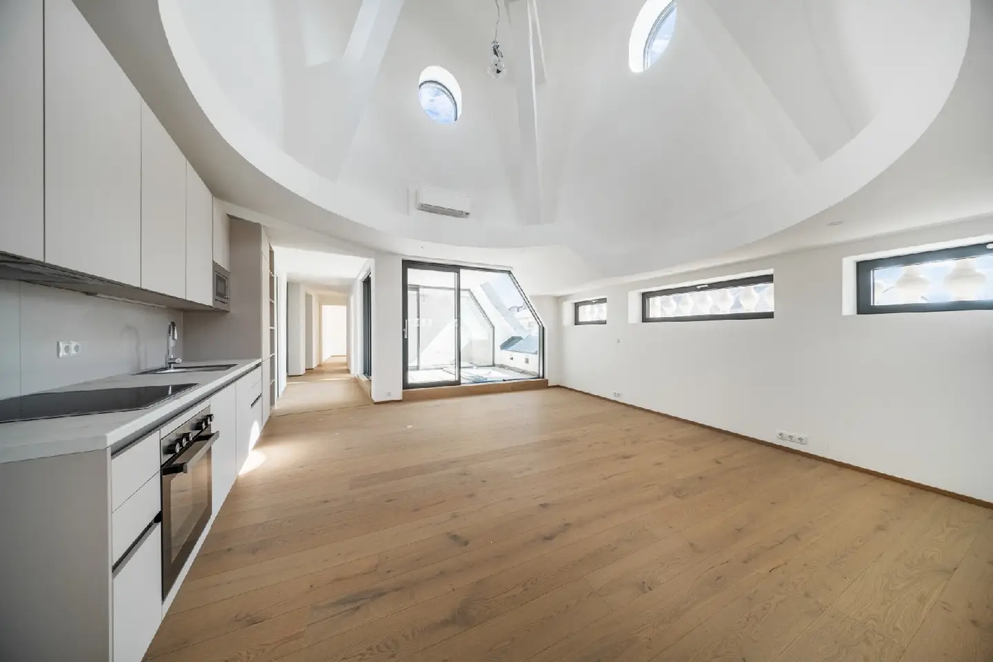 Erstbezug Dachgeschosswohnung klimatisiert mit weitem Blick nahe Hauptbahnhof
