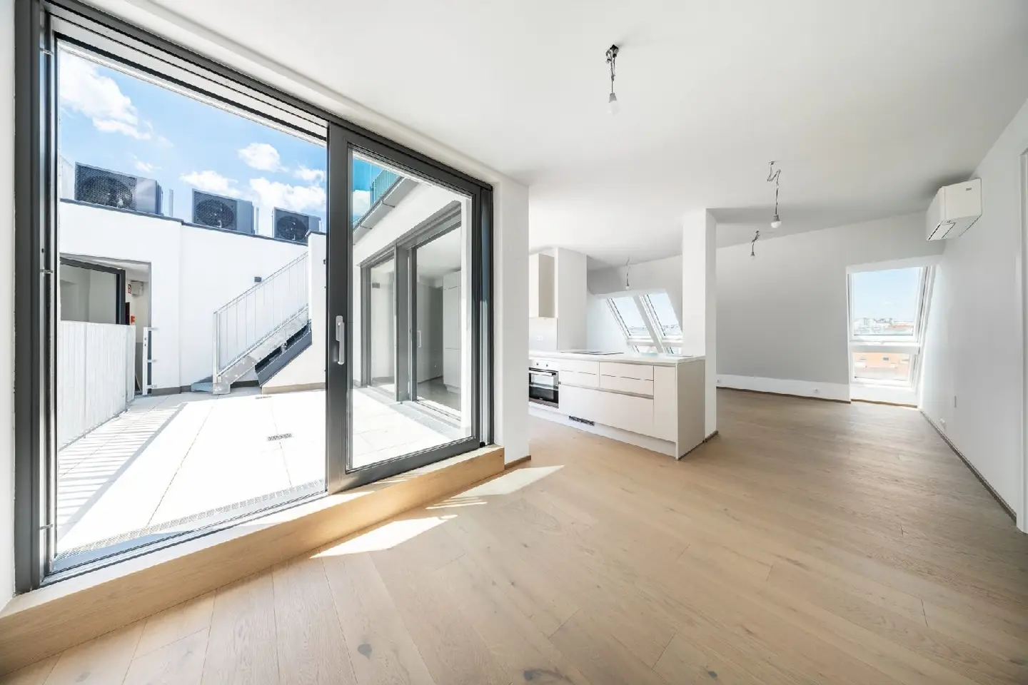 Erstbezug Maisonettewohnung mit Klimaanlage und Weitblick