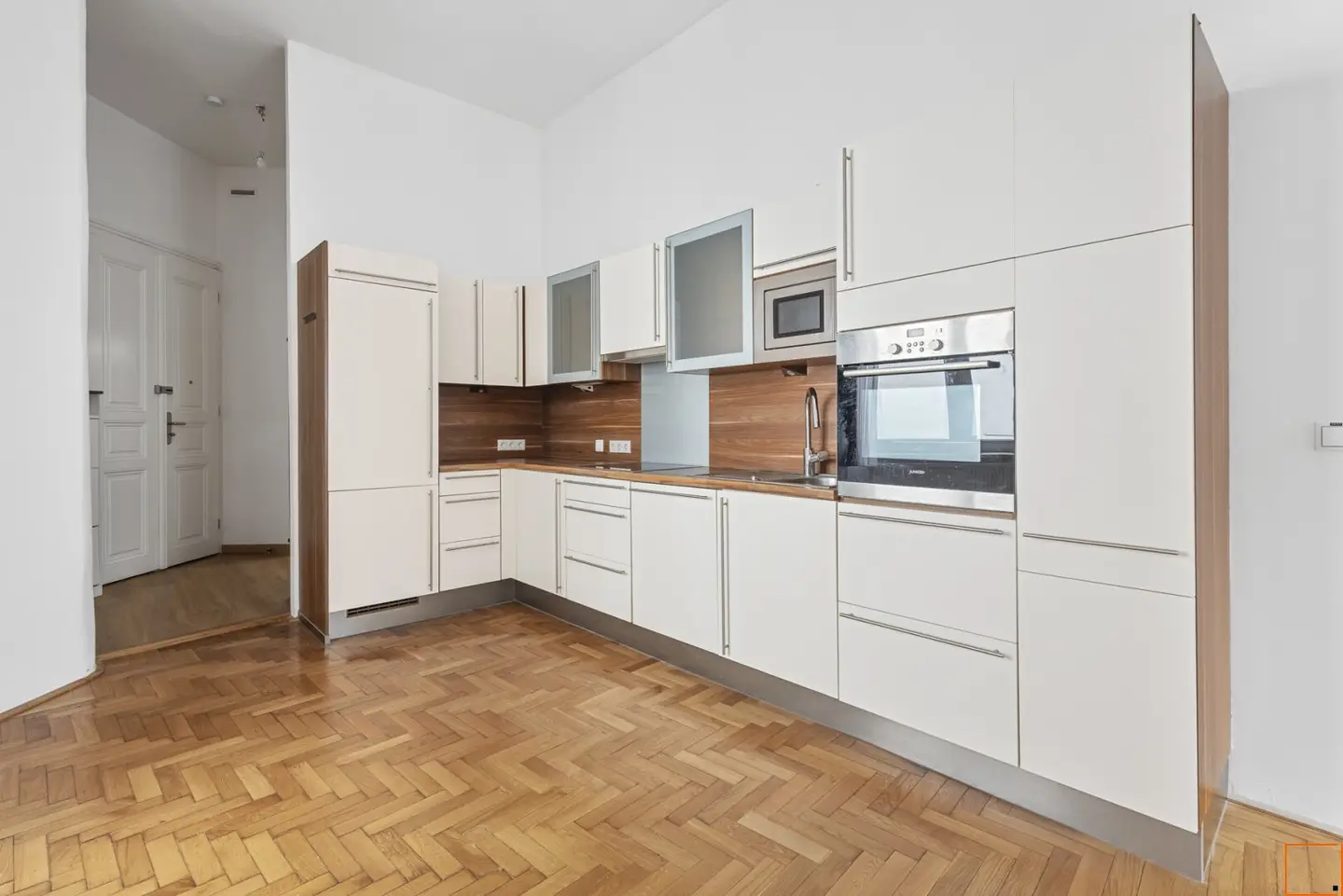 Old building apartment with great room layout in quiet courtyard location near Wien Mitte and the Music University
