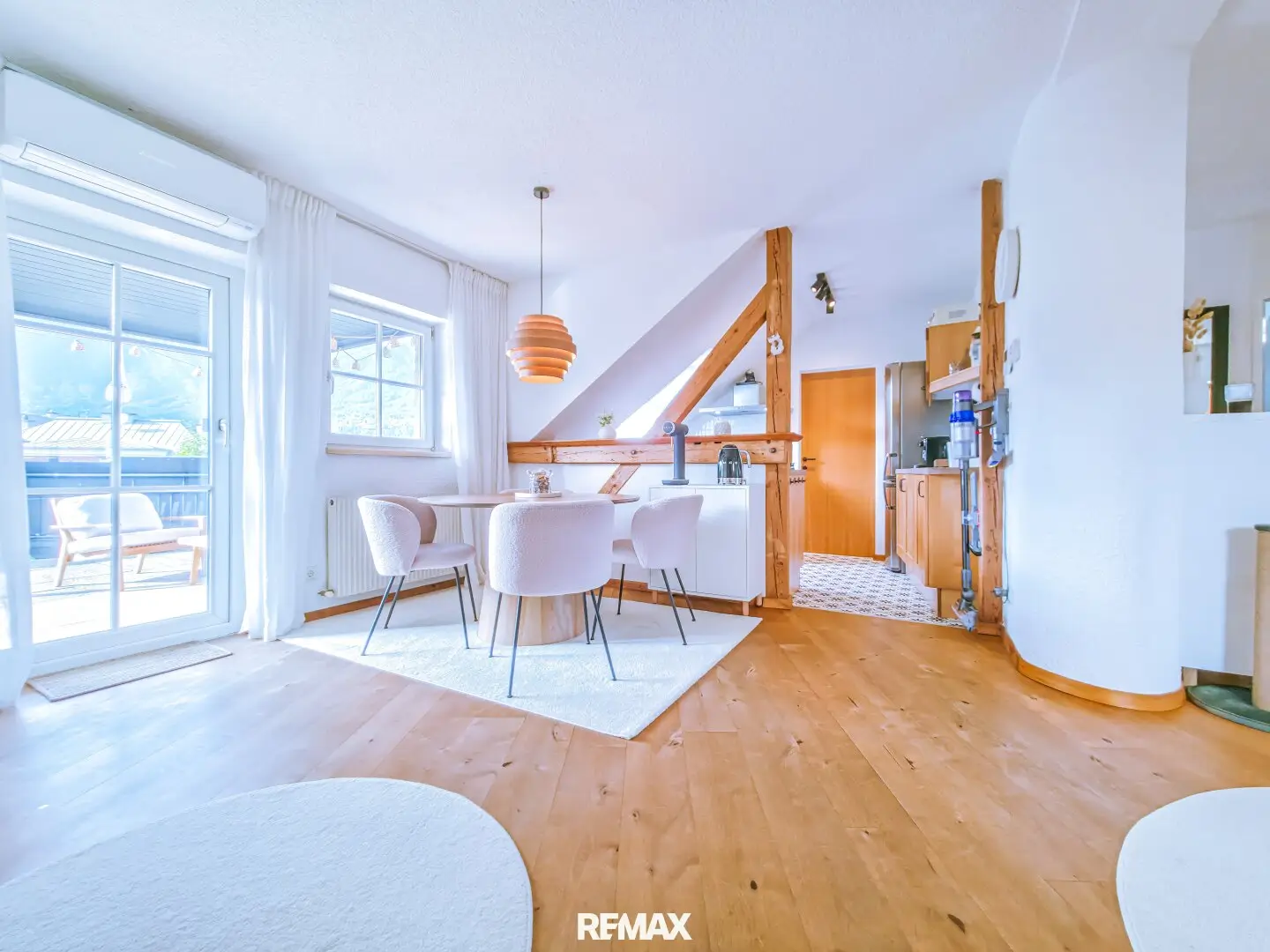 Exclusive attic apartment in Pradl – Perfect for small families, couples &amp; singles who want to combine old building charm with state-of-the-art equipment
