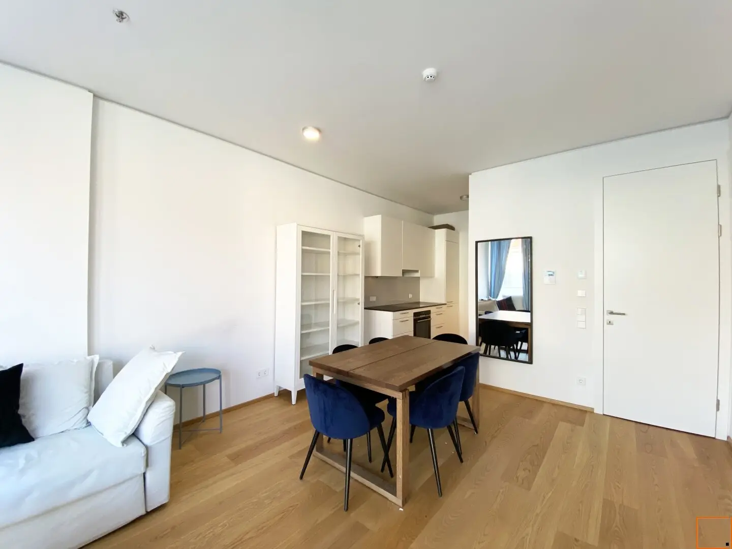 Wohnzimmer mit Blick in Richtung Küche