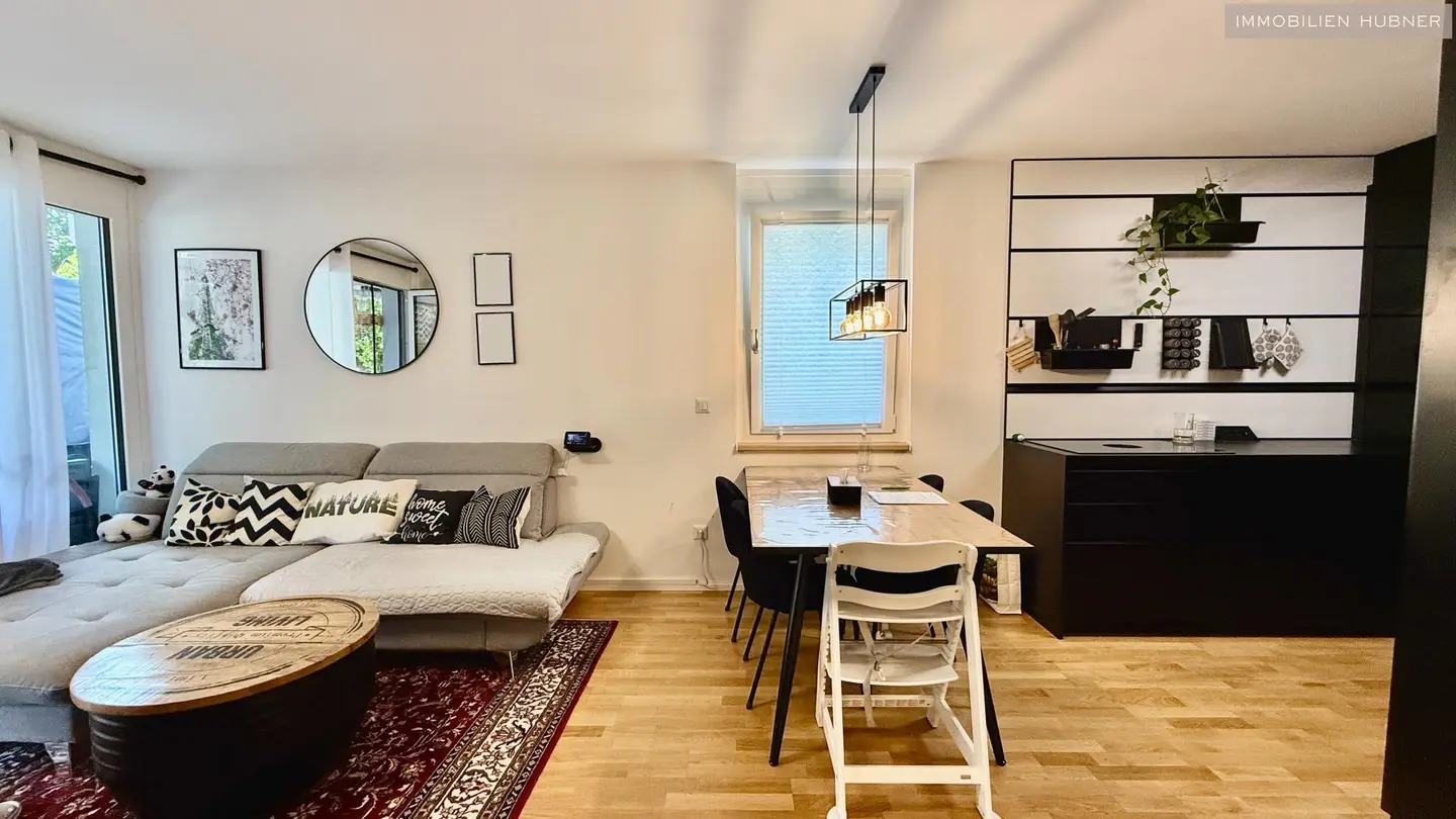 Erdgeschosswohnung with private garden and large terrace