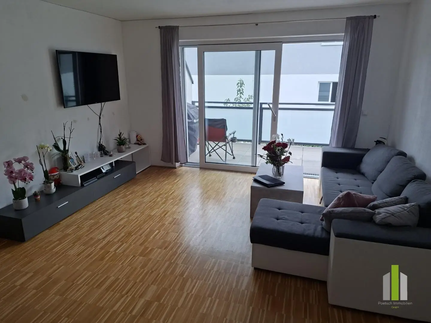 Quiet Wohnung with large south facing balcony and lift