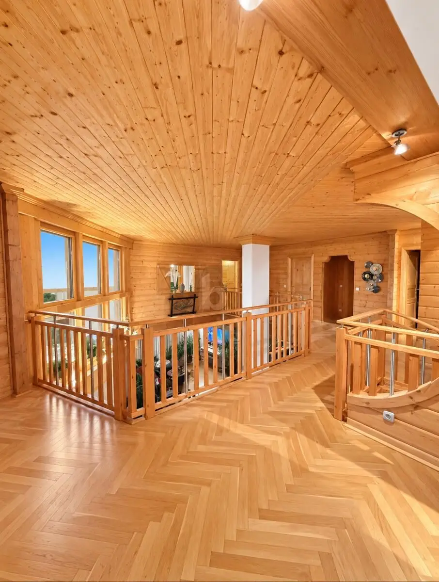 Architektonisches Unikat mit Luxuspool und Garten Familienwohnung