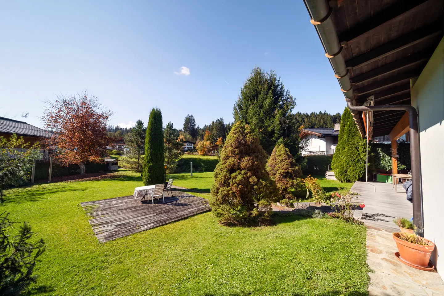Large building plot with approved plan ideal for Familienwohnung