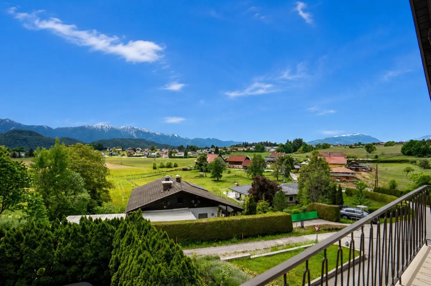 Family apartment sunny with garden and mountain view