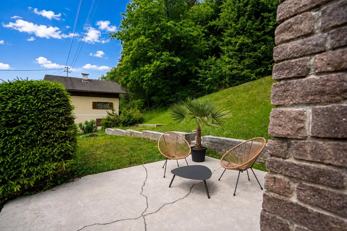 Family apartment sunny with garden and mountain view