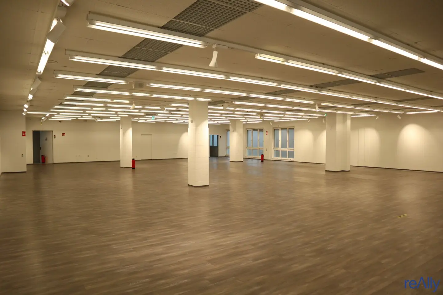 High-traffic retail space directly in Stock-City Plaza for rent