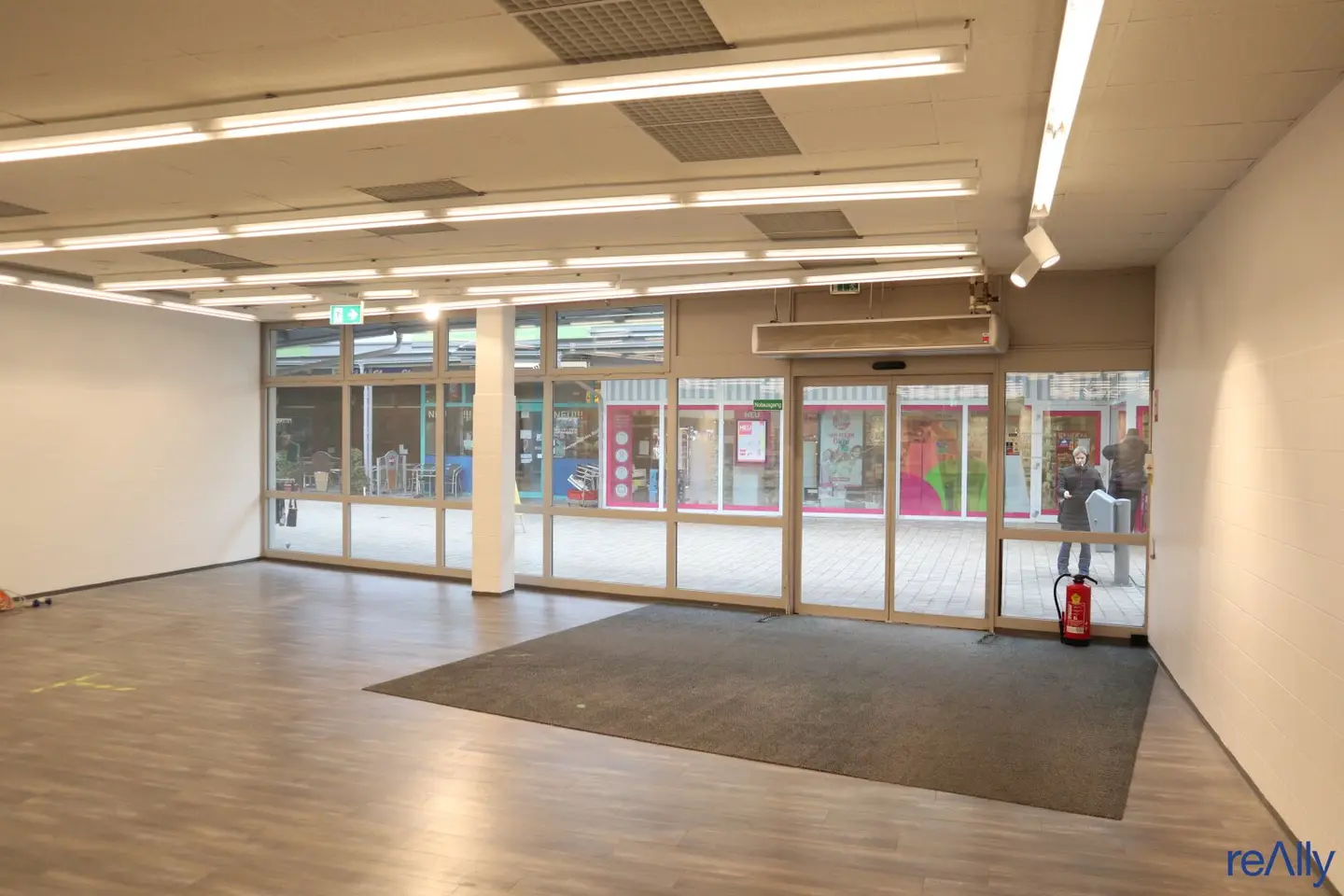 High-traffic retail space directly in Stock-City Plaza for rent