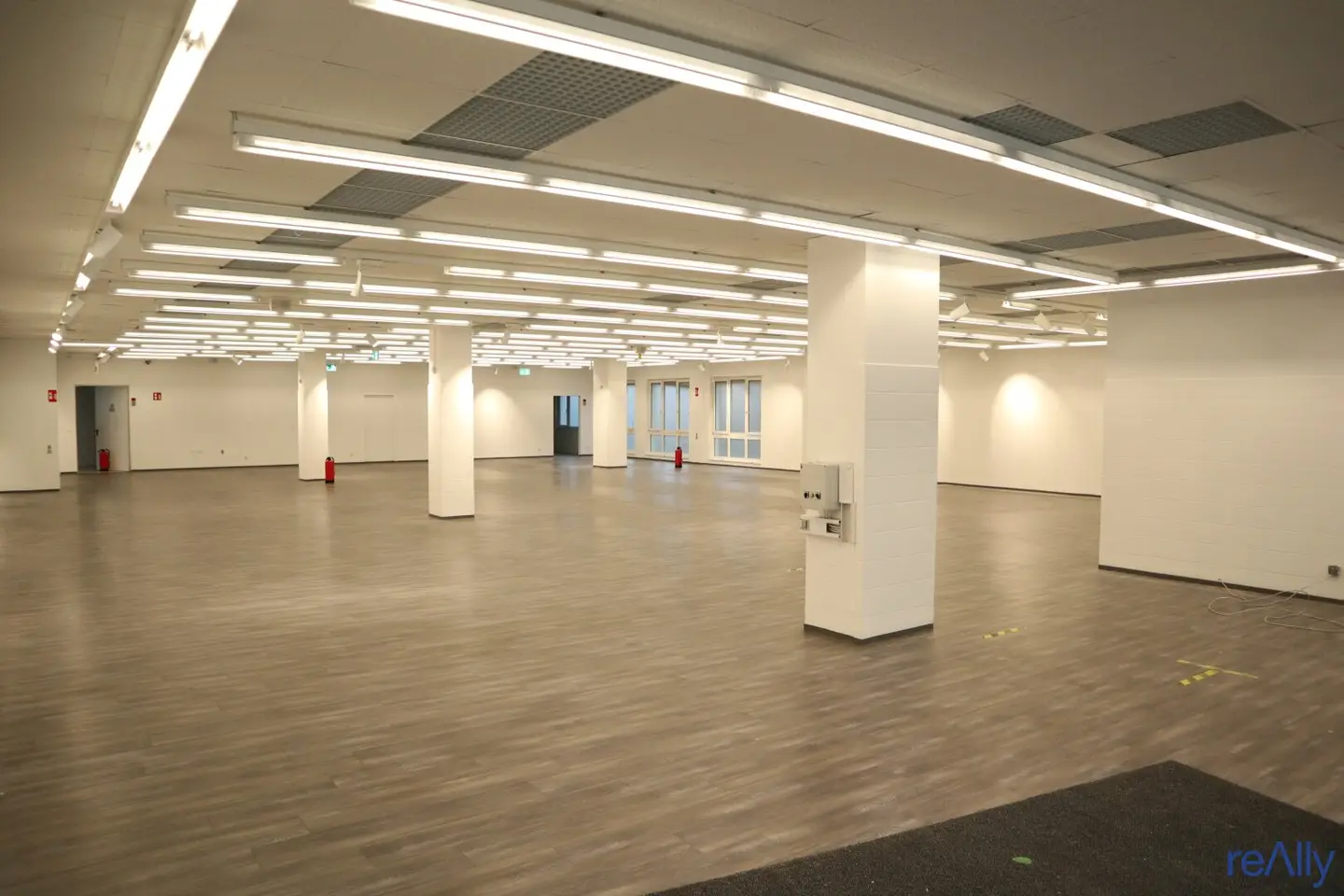 High-traffic retail space directly in Stock-City Plaza for rent