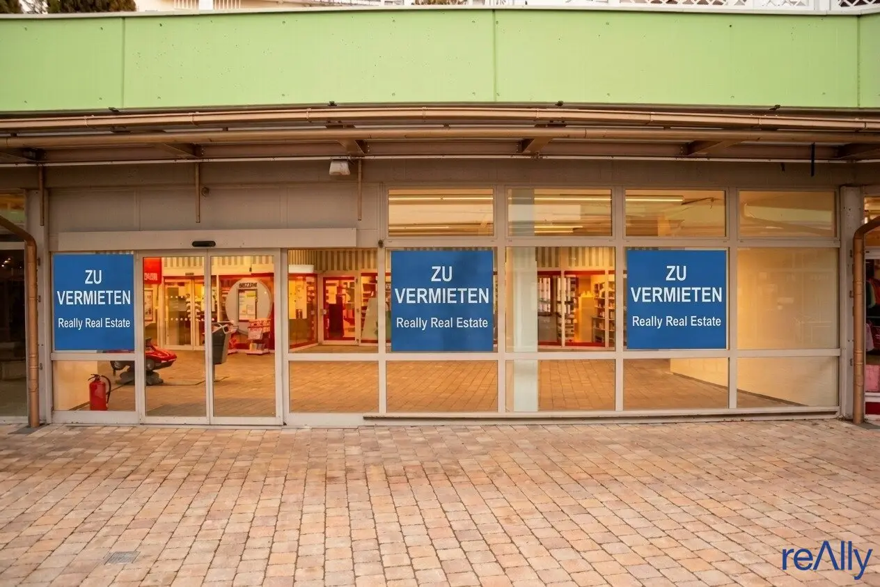 High-traffic retail space directly in Stock-City Plaza for rent
