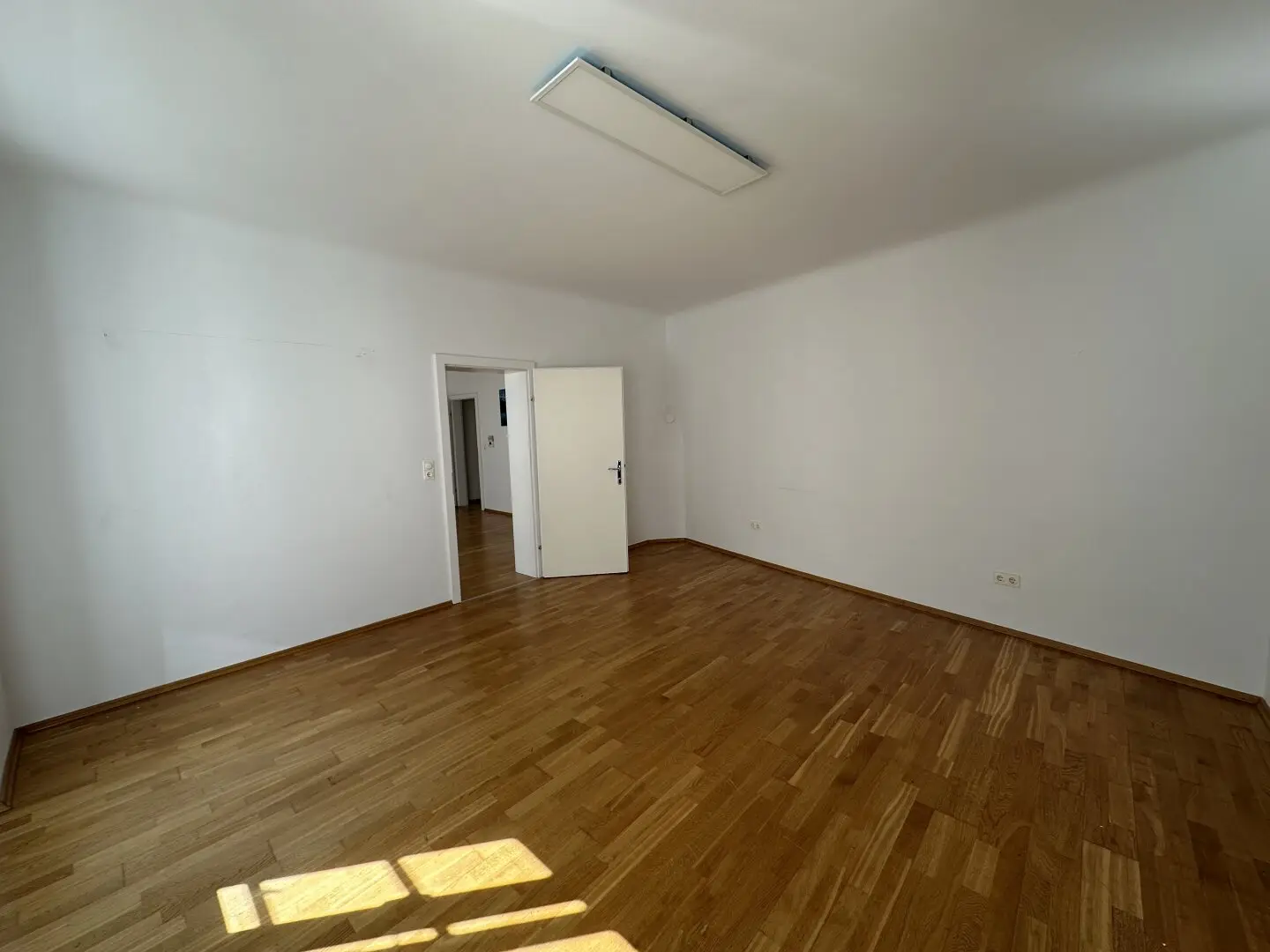 Spacious 2-room apartment directly at Franziskanerplatz
