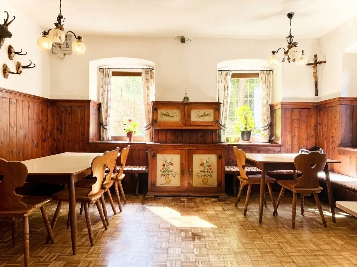 Traditional gastronomy location with spacious beer garden for lease