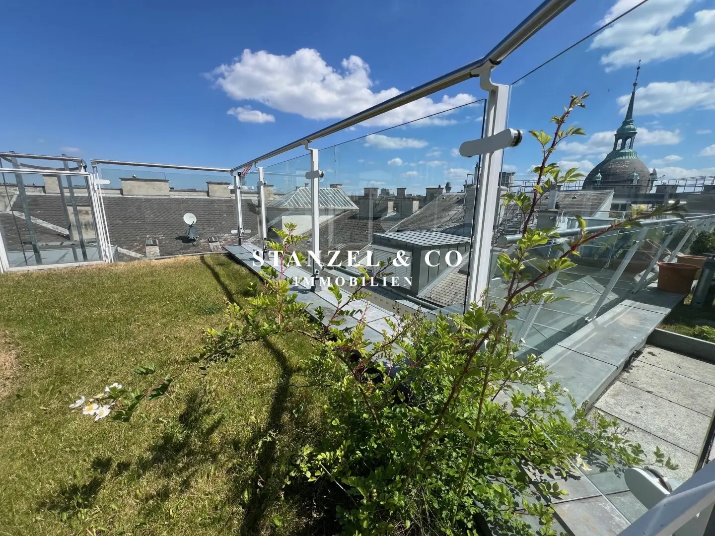 Sunny loft with magnificent terrace
