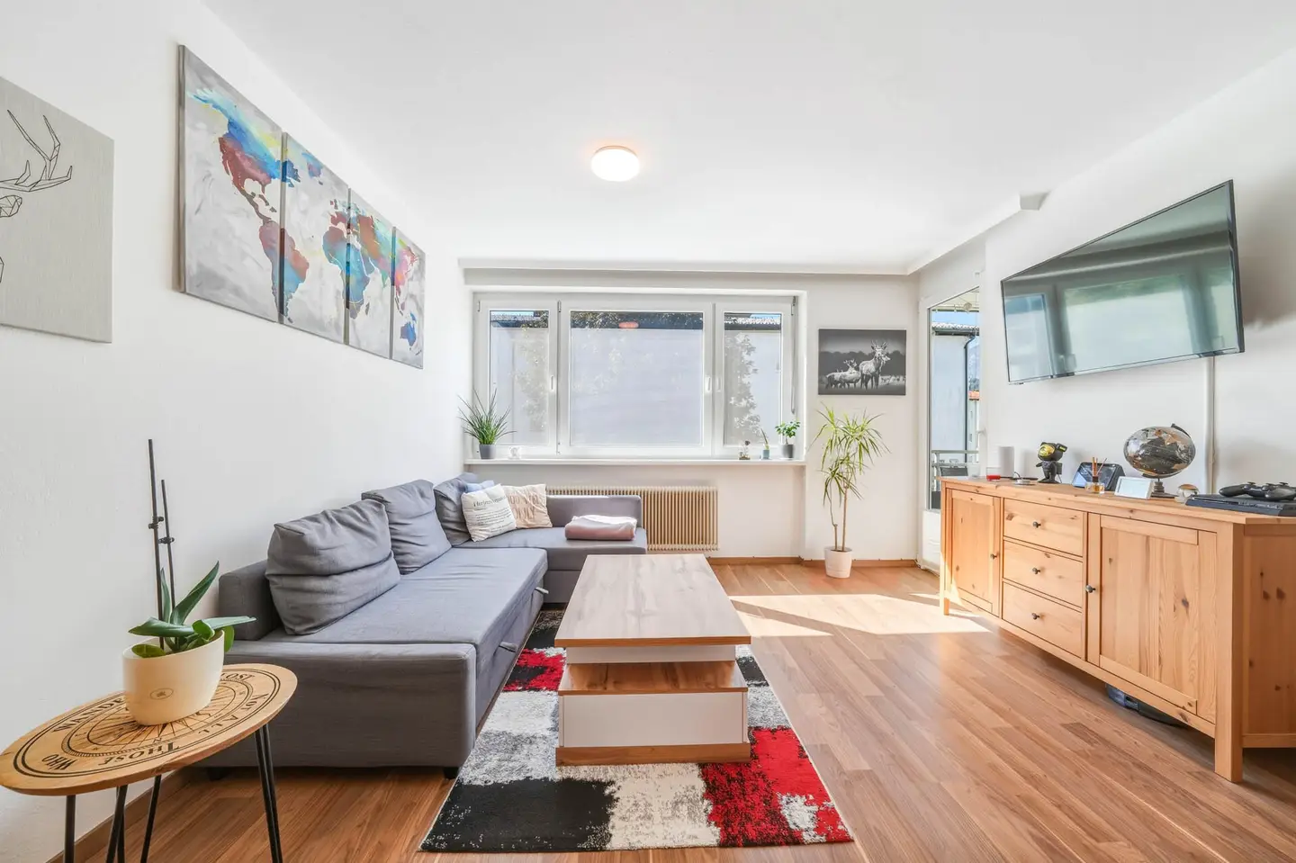 Bright apartment with two loggias near the town center