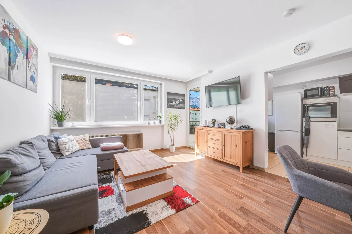 Bright apartment with two loggias near the town center