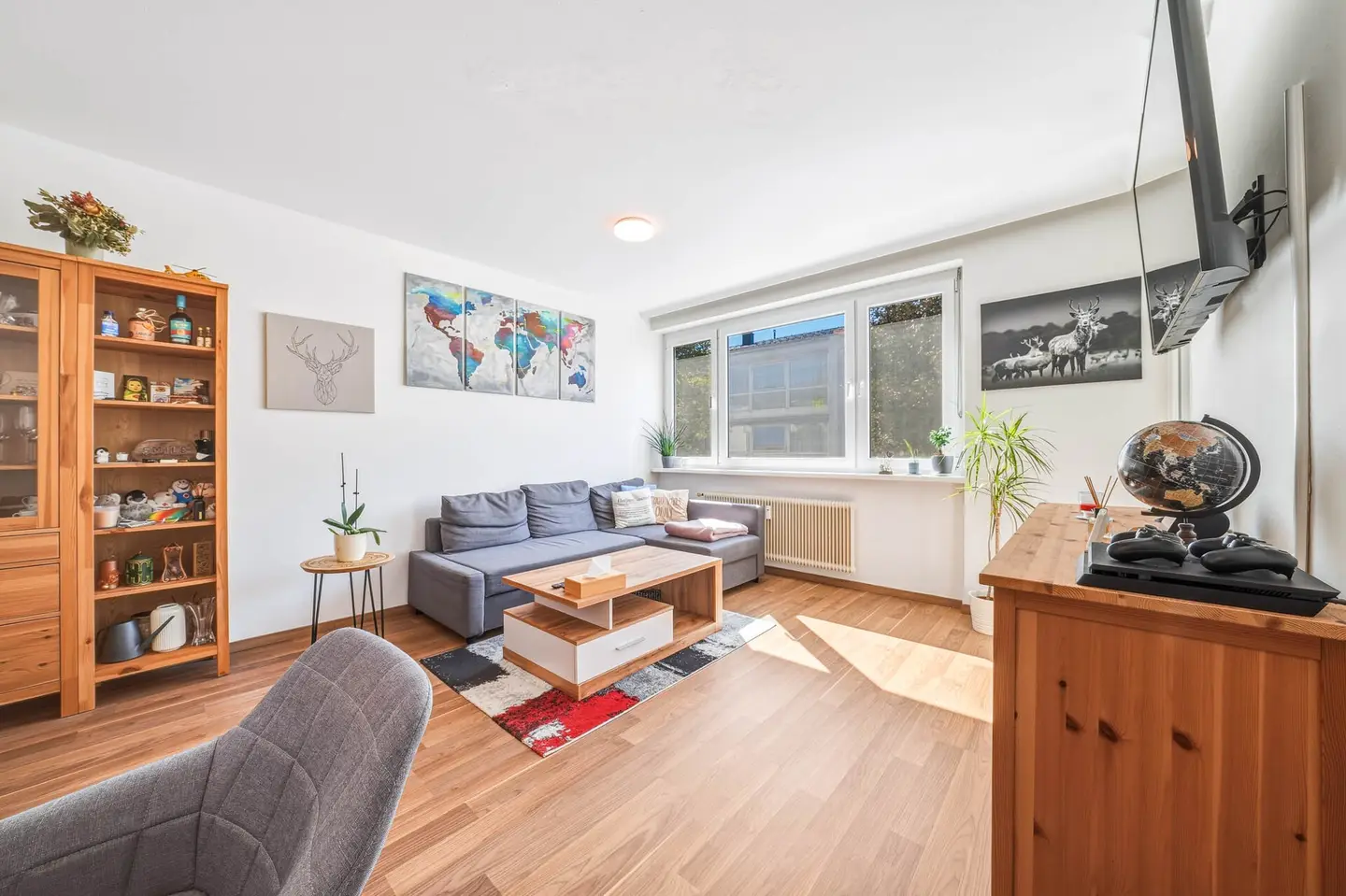 Bright apartment with two loggias near the town center