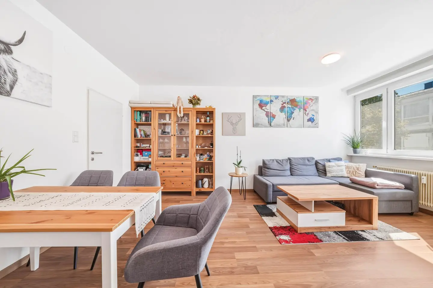 Bright apartment with two loggias near the town center