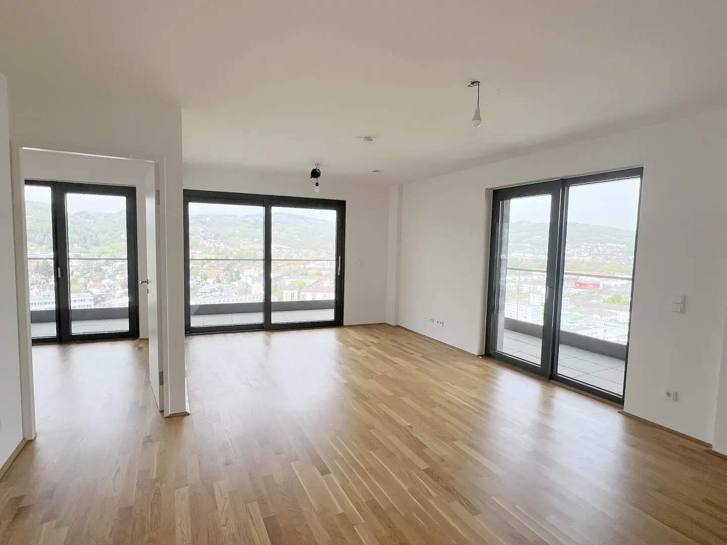 Großzügige 3-Zimmer-Wohnung im 23. Stock des Bruckner Towers – ca. 29 m² Eckbalkon, Tiefgaragenplatz inklusive!