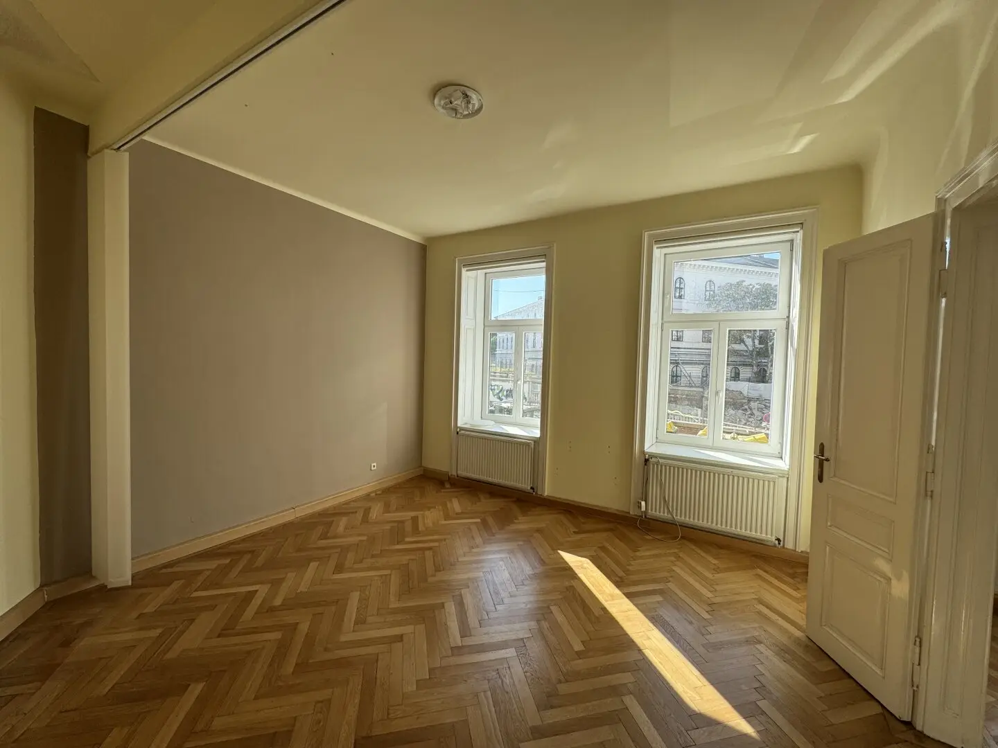 Bright 3-room apartment 92 m² in the 3rd district with fitted kitchen, bathroom with window