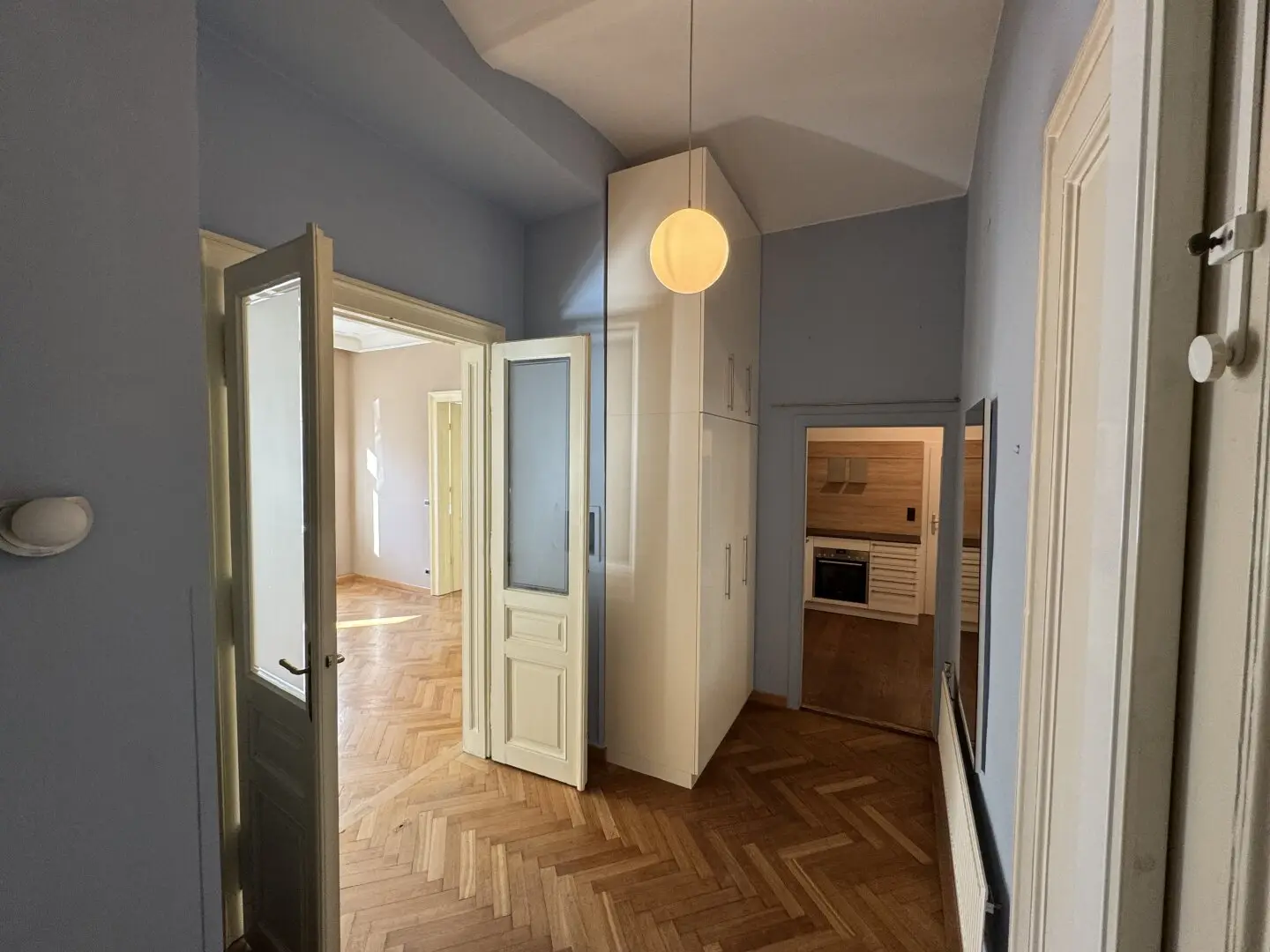 Bright 3-room apartment 92 m² in the 3rd district with fitted kitchen, bathroom with window