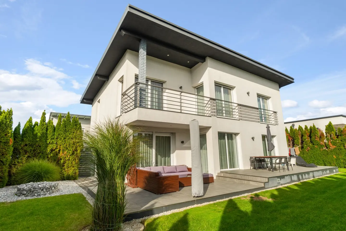 Family dream in residential area Pool Photovoltaics Double garage