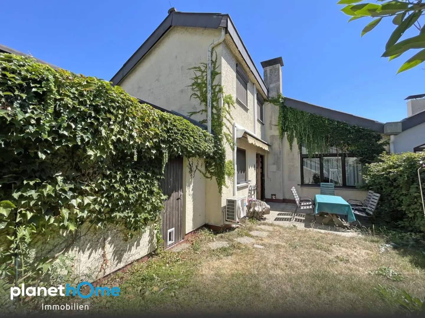 Family apartment with private garden and terrace near bathing pond