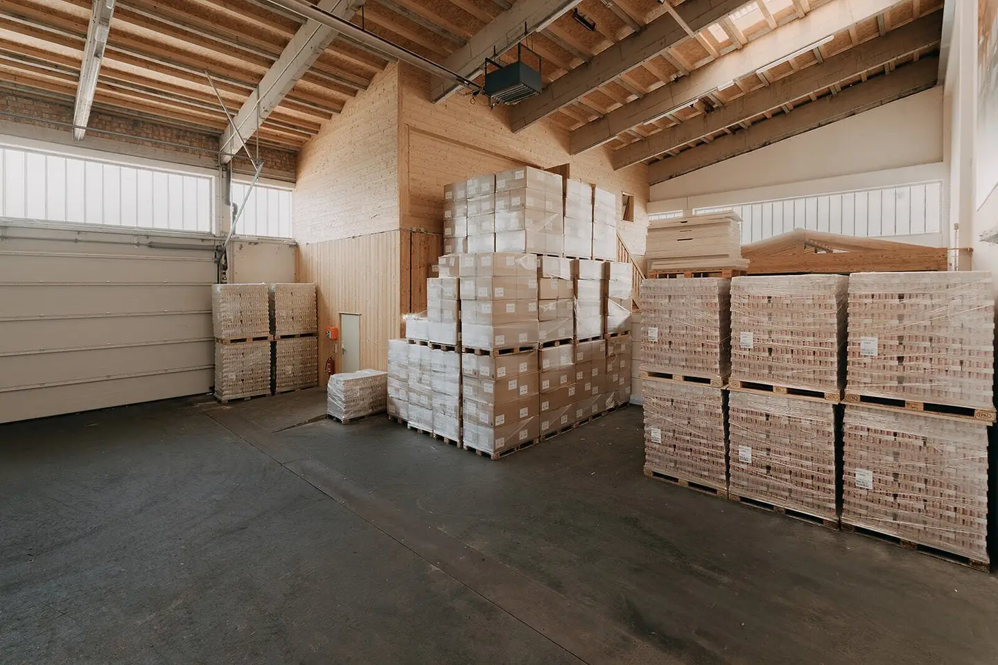 Zirl / Tyrol: 255.60 m² warehouse, 184 m² office and 740 m² outdoor storage – A12 Zirl West exit
