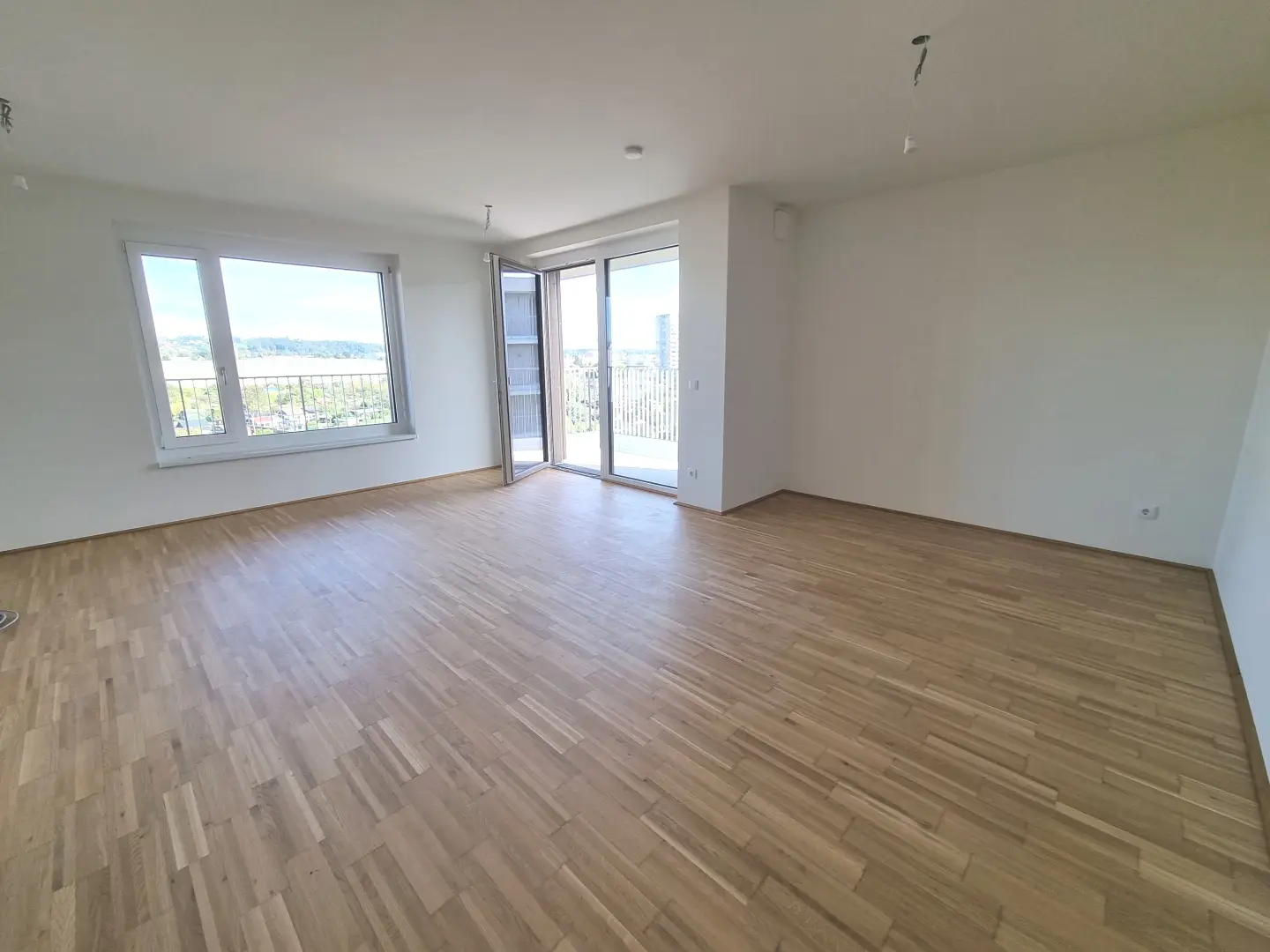 Lichtdurchflutete Wohnung am Wasser mit Balkon