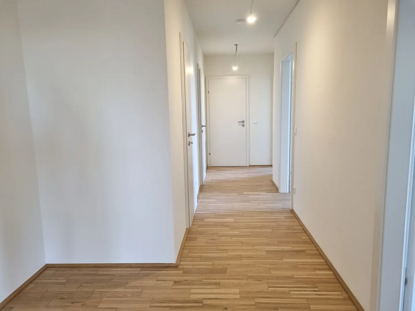 Lichtdurchflutete Wohnung am Wasser mit Balkon