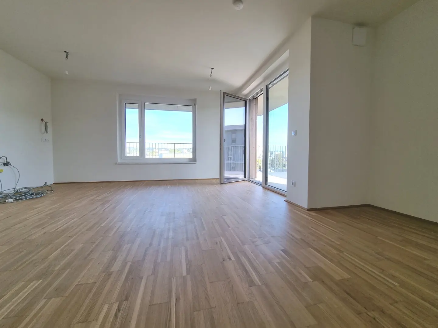 Lichtdurchflutete Wohnung am Wasser mit Balkon