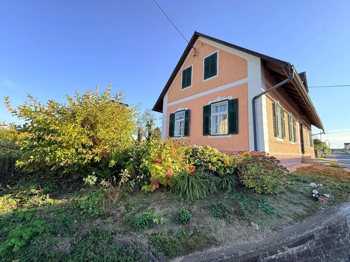 Charming manor house with outbuilding, grassland and forest – a rare opportunity with special character