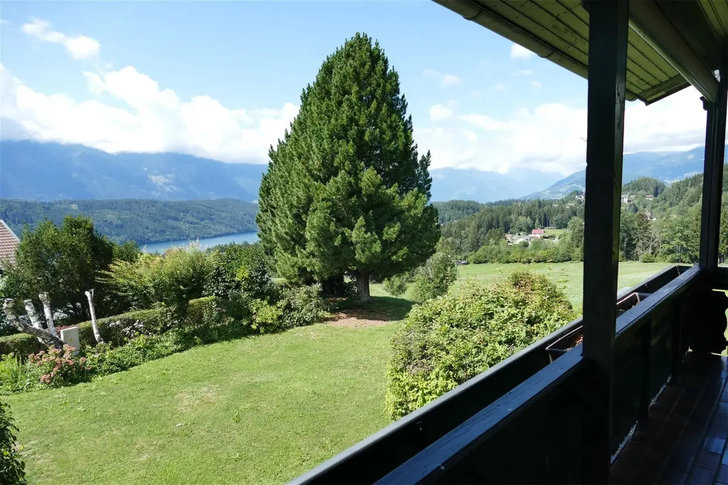 Spacious family apartment with lake and alpine views and large garden